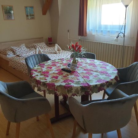 Vecsey Apartman Apartment Eger Bagian luar foto